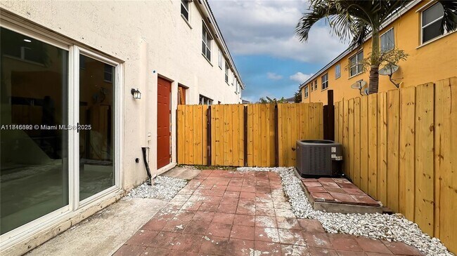 Building Photo - 939 NE 42nd Terrace