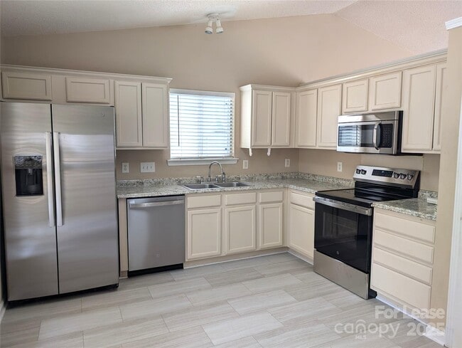 Building Photo - 144 W Walnut Ave