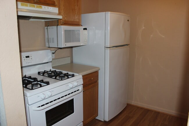 Building Photo - 2/1 Condo with screened porch and communit...