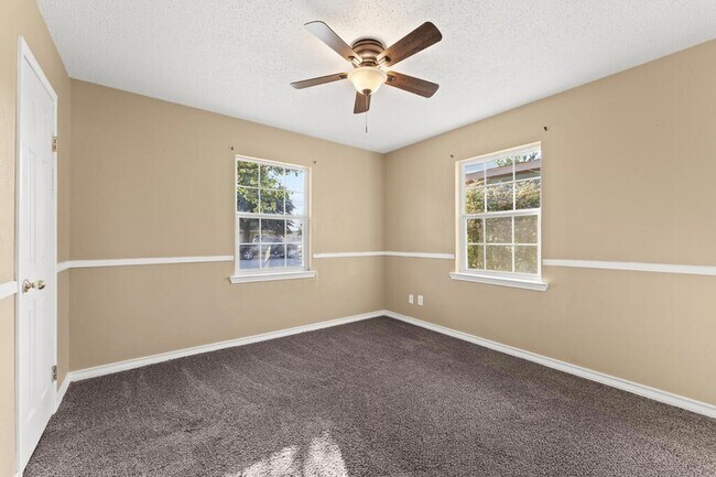 Building Photo - 703 Ainslee St