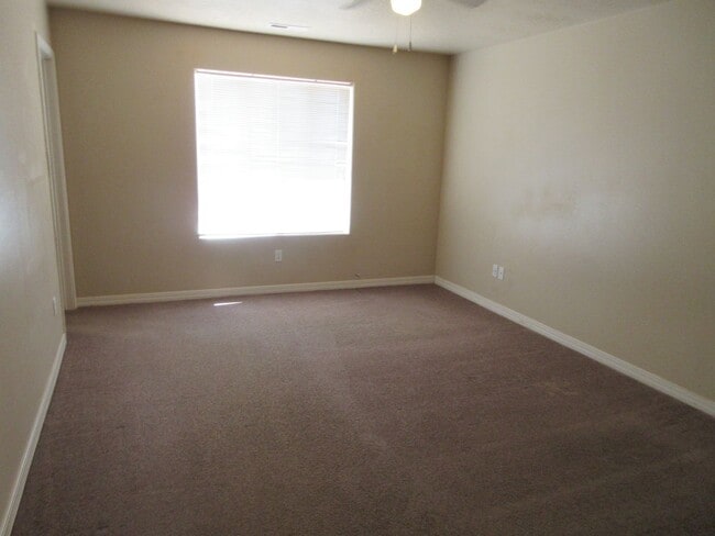 Building Photo - 3 bedroom -2 Bathroom -Twinhome in Lamplight