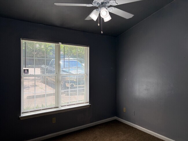 Building Photo - 902 Tomahawk Ct
