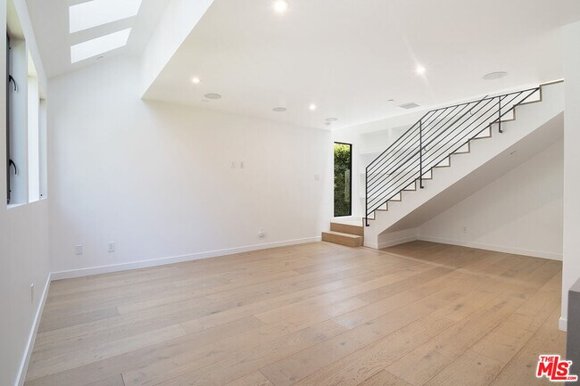 Building Photo - 1813 Penmar Ave