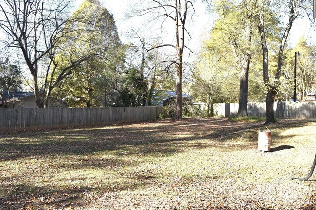 Building Photo - 320 W Stewart Ave