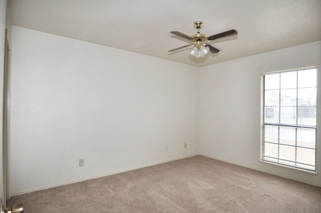 Building Photo - AVAILABLE NOW - Spacious 2-2-1 in Ft. Worth, desirable Keller ISD!