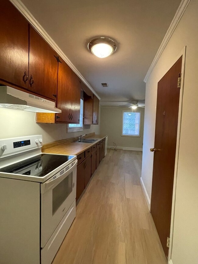 Building Photo - 2 Bedroom/1 Bathroom Duplex Located off of...