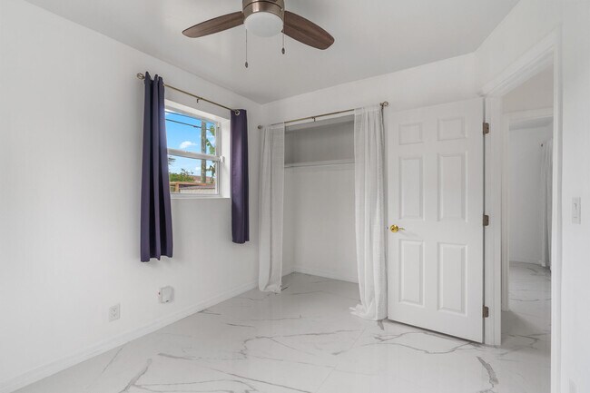 Building Photo - 201 NE 28th Ct