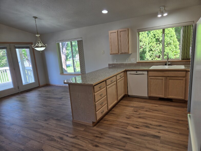 Building Photo - 404 S Chinook Cir