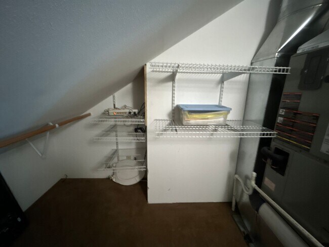 Building Photo - 2 Bedroom / 1.5 Bath Executive Apartment i...