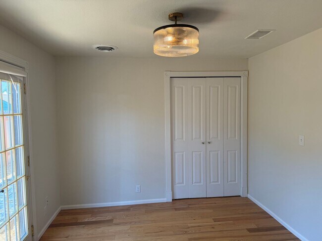 Building Photo - Updated 3-bedroom, 2-bathroom house in desirable Thurston neighborhood!