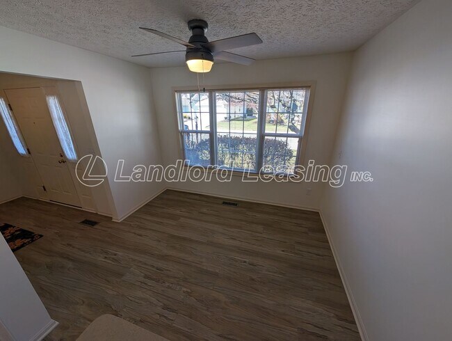 Building Photo - Well-Maintained Ranch in Pin Oak Preserve with Fireplace & Den