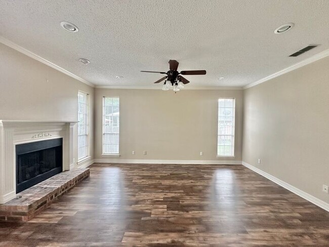Building Photo - Stunning 3-Bedroom Home in Prime South Tyl...