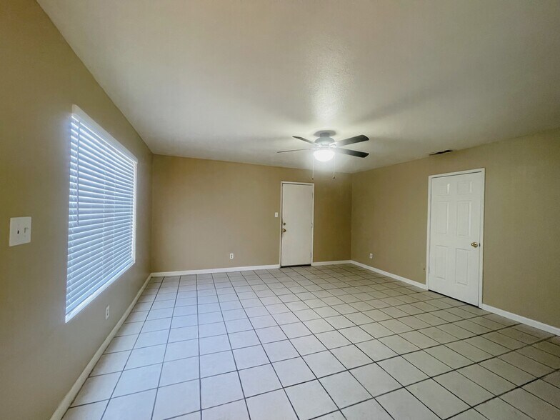 Building Photo - 430 W Beechwood Ave