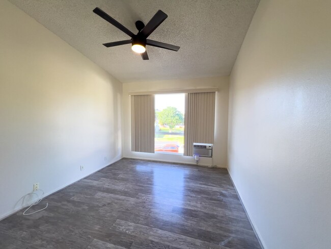 Building Photo - RENT SPECIAL $500 OFF 1ST MONTH'S RENT! 2B...