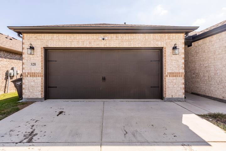 Primary Photo - 528 Bronze Forest Dr