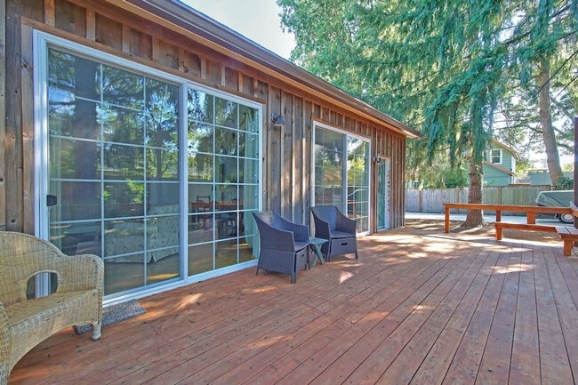 Building Photo - 925 SW Fleishauer Ln