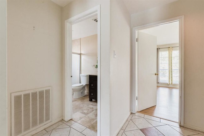Building Photo - 2207 Briarview Dr