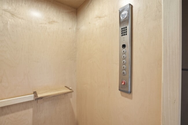 Building Photo - 19 Robita St