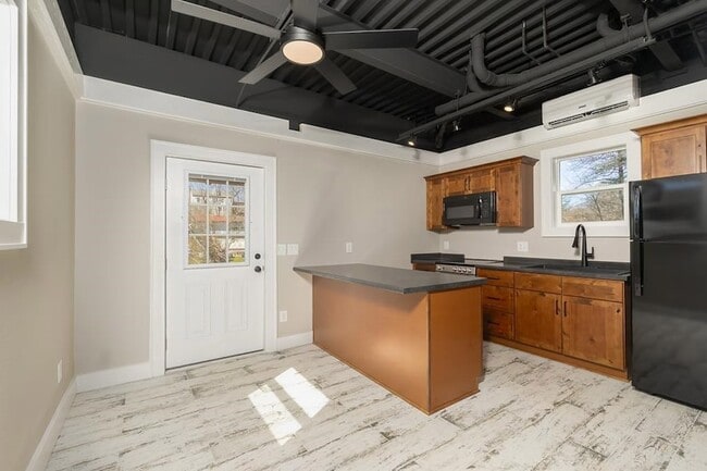 Building Photo - 138 Sloan St