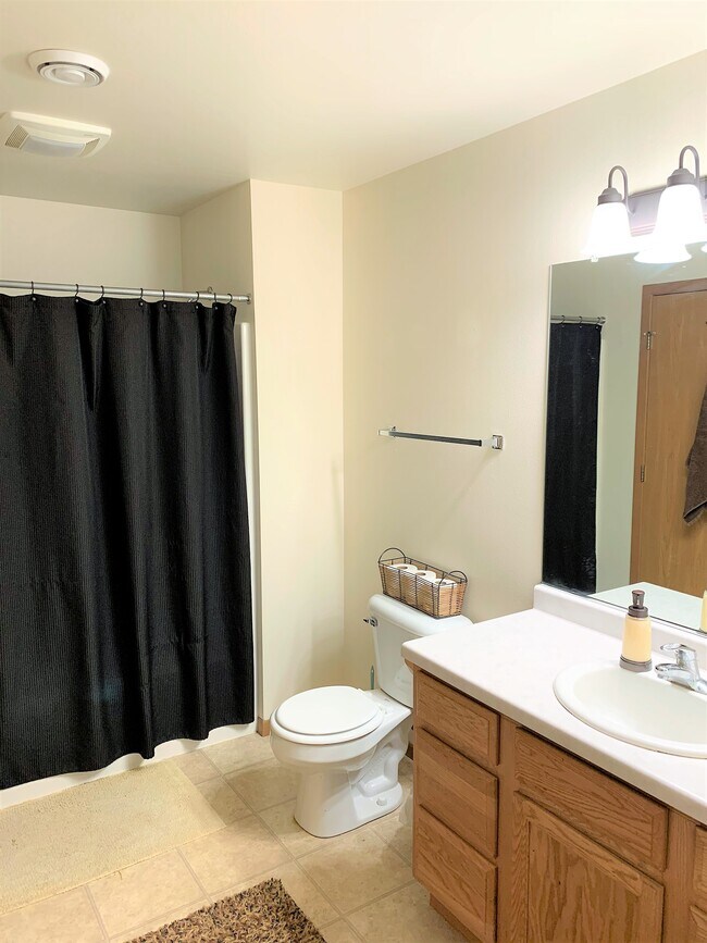 Building Photo - 812 Van Es Pky