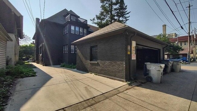 Building Photo - 3040 N Farwell Ave