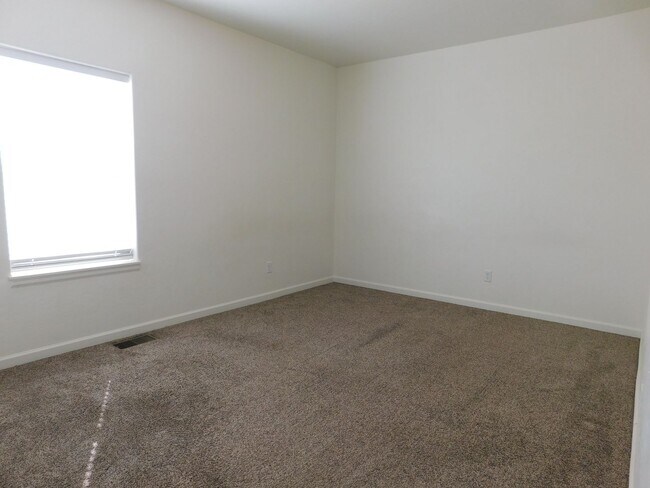 Building Photo - Condo Close to Shopping