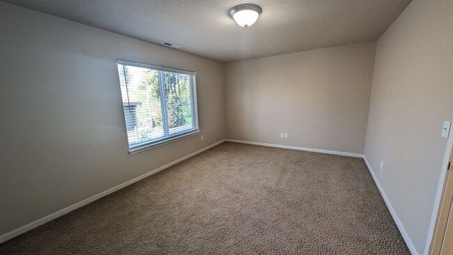 Building Photo - Great four bedroom home in Aloha!