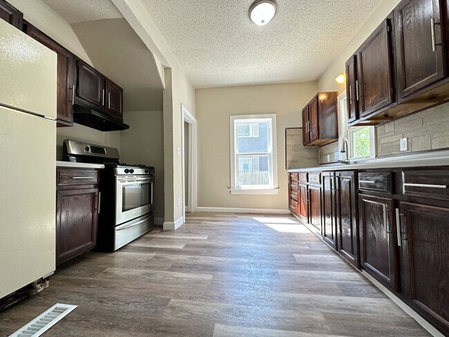 Building Photo - Updated 3 Bedroom 1,800 SQFT Home for Rent