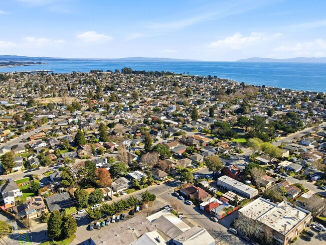 Building Photo - 820 Almar Ave