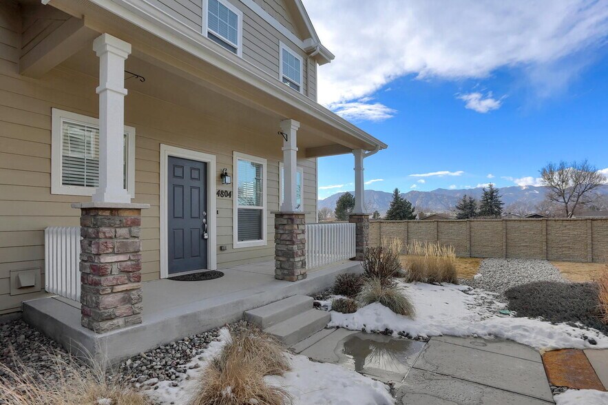 Building Photo - Open Concept Townhome in Excellent Conditi...
