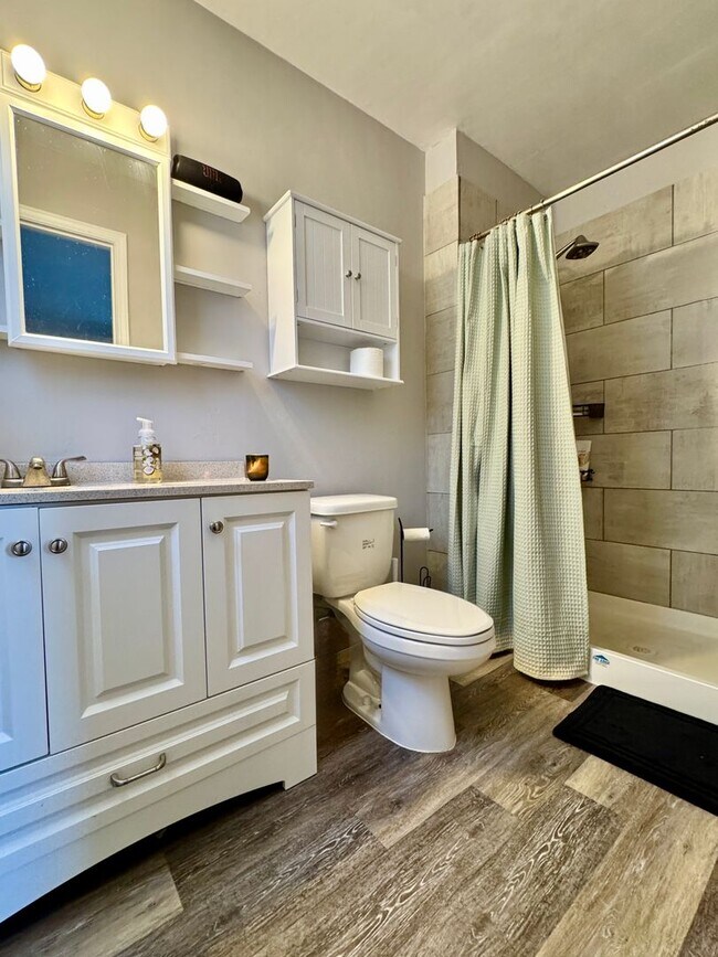 Building Photo - 3 bed/2 bath home on large corner lot