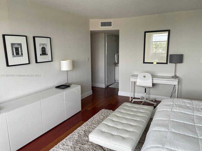 Building Photo - 10000 W Bay Harbor Dr