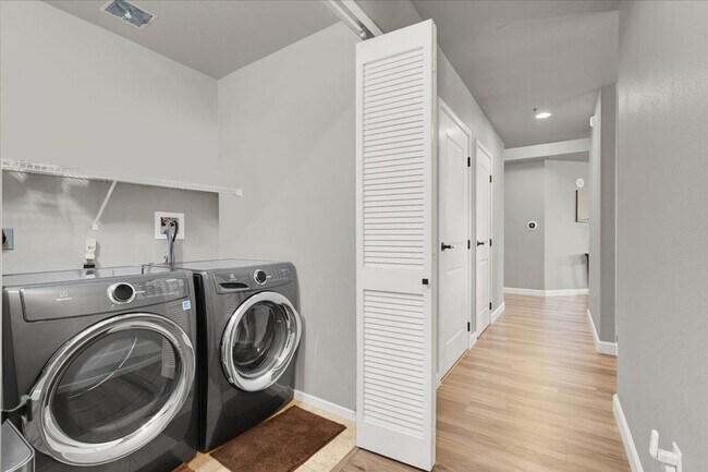 Building Photo - High Rise Condo in One Las Vegas- 4 bedrooms, 3.5 Baths- 2872 Sq. Feet