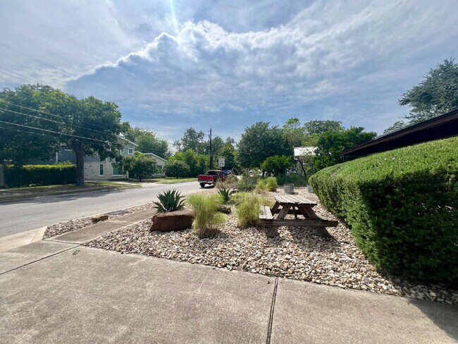 Building Photo - Updated 2-Bedroom Duplex in the Heart of C...