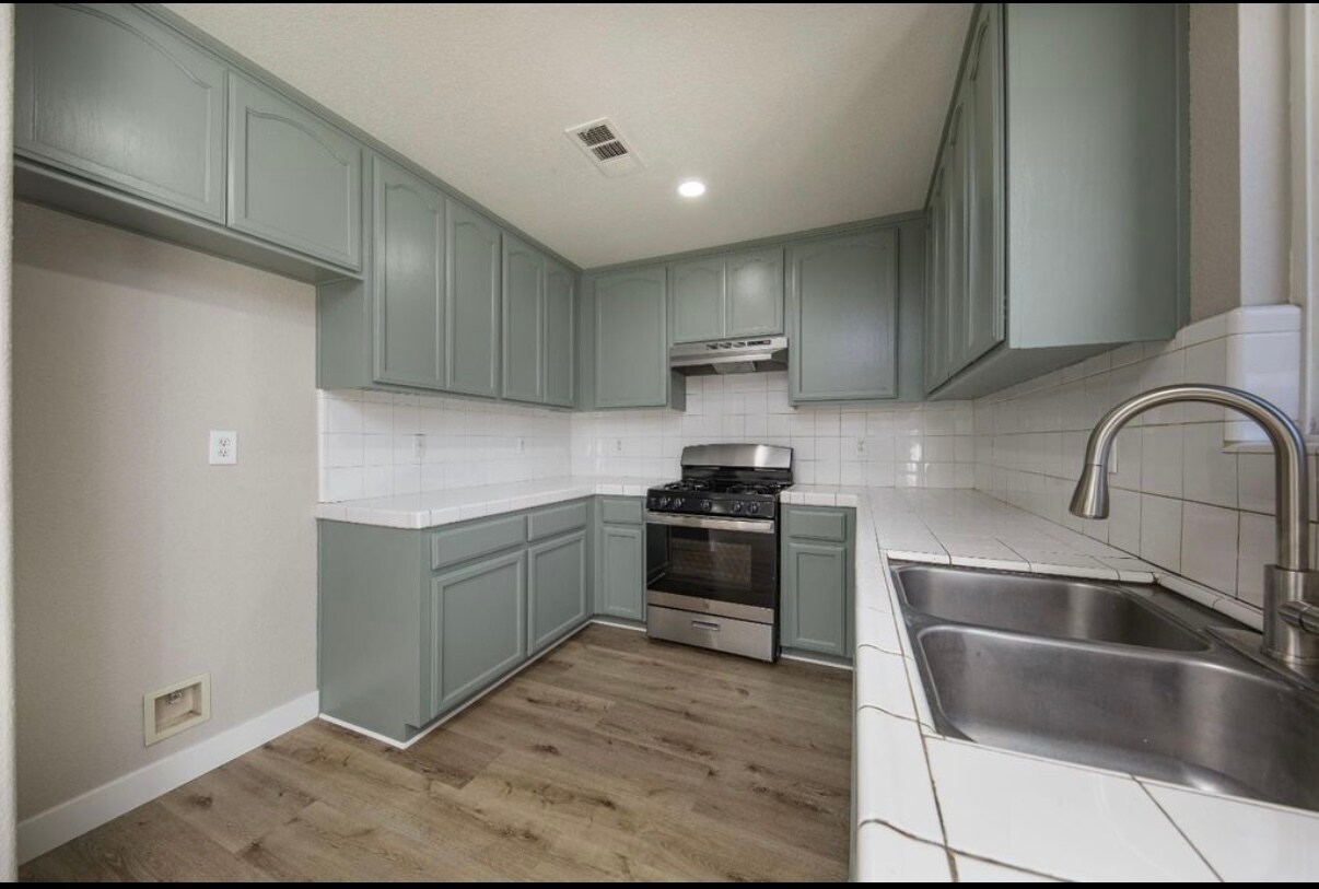 Building Photo - 210 Cordova Ln
