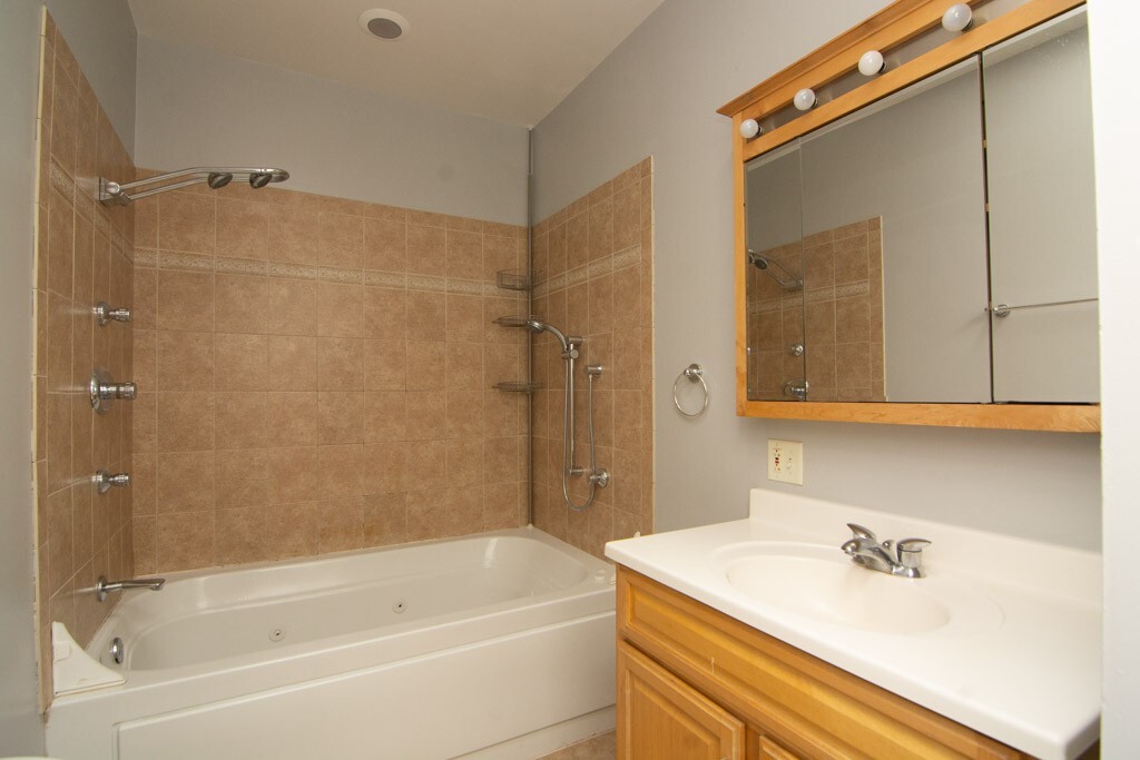 Building Photo - 2814 N Maplewood Ave