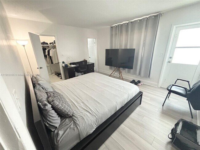 Building Photo - 1855 Plunkett St