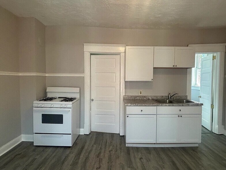Kitchen - 1421 Charles St