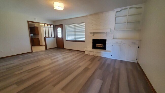 Building Photo - (3) Bed/(2.5) Bath Home on Cul-de-Sac Street AVAIL NOW!