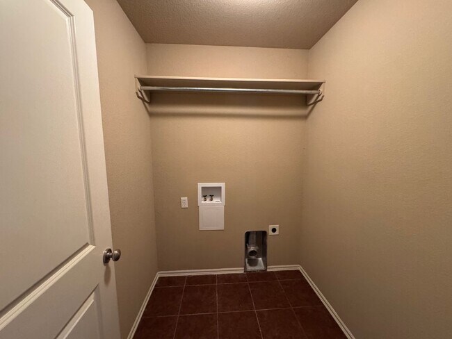 Building Photo - Bixby 3 car garage, great lot!
