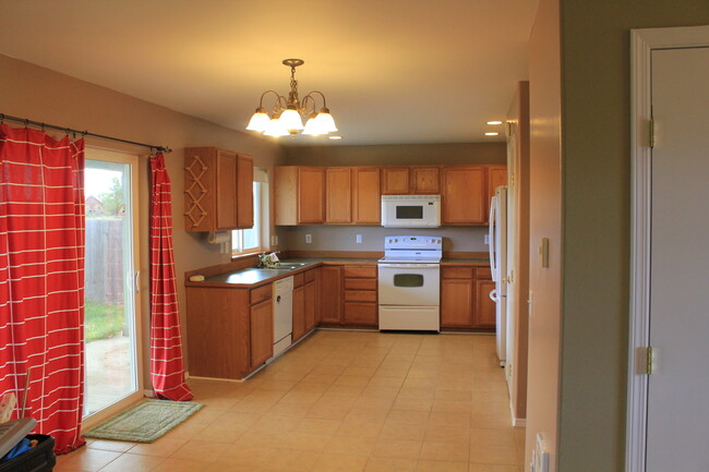 Building Photo - Nice 3 Bedroom with Tasteful Upgrades!