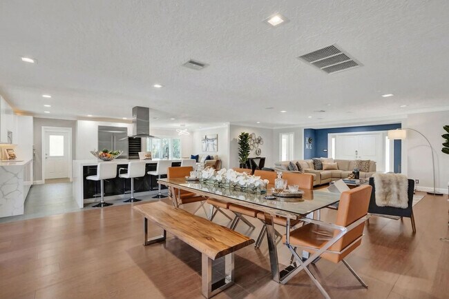 Building Photo - 5841 Bayview Dr