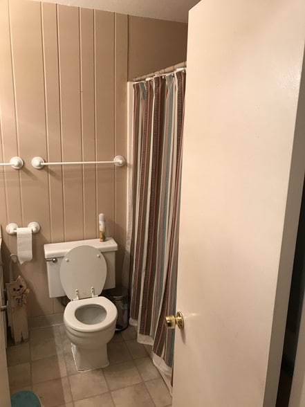 Condo Bathroom #2 Hallway - 12200 Montecito Rd