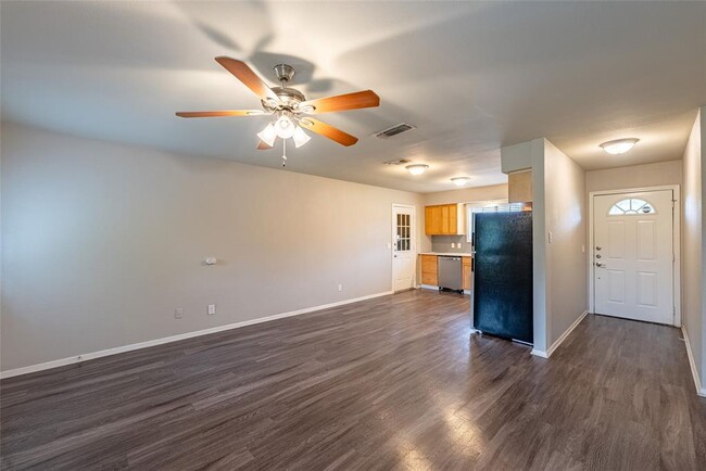 Building Photo - 2105 N Cannes Dr