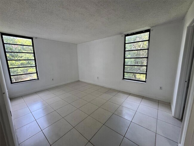 Building Photo - 9688 Fontainebleau Blvd