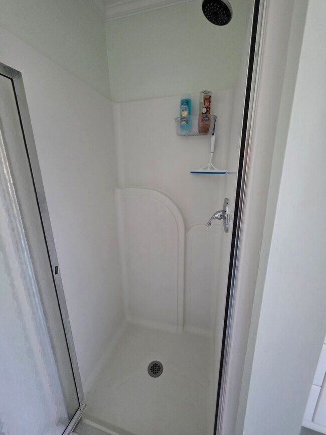 Building Photo - Beautiful 3 bedroom, 2 bath house with one...