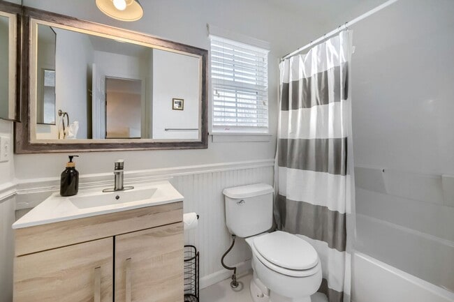 Building Photo - 2 BDR Gorgeous Updated Townhome with Huge Garden