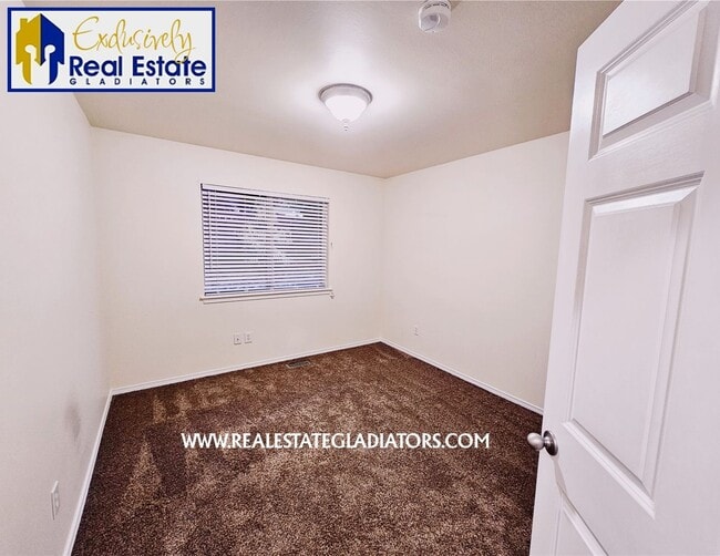 Building Photo - Beautiful, Pet Friendly Light-Filled Rambl...