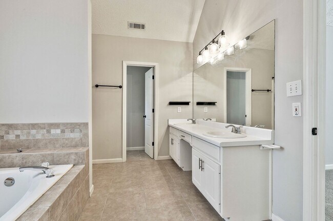 Building Photo - 4 Bed 2.5 bath in Fayette close to Everything!