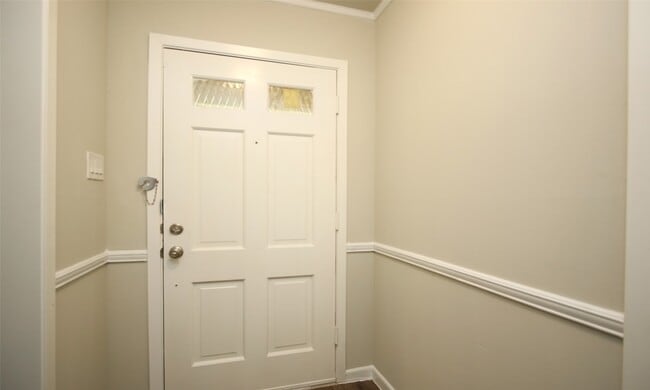 Building Photo - 9205 Vicksburg Ave